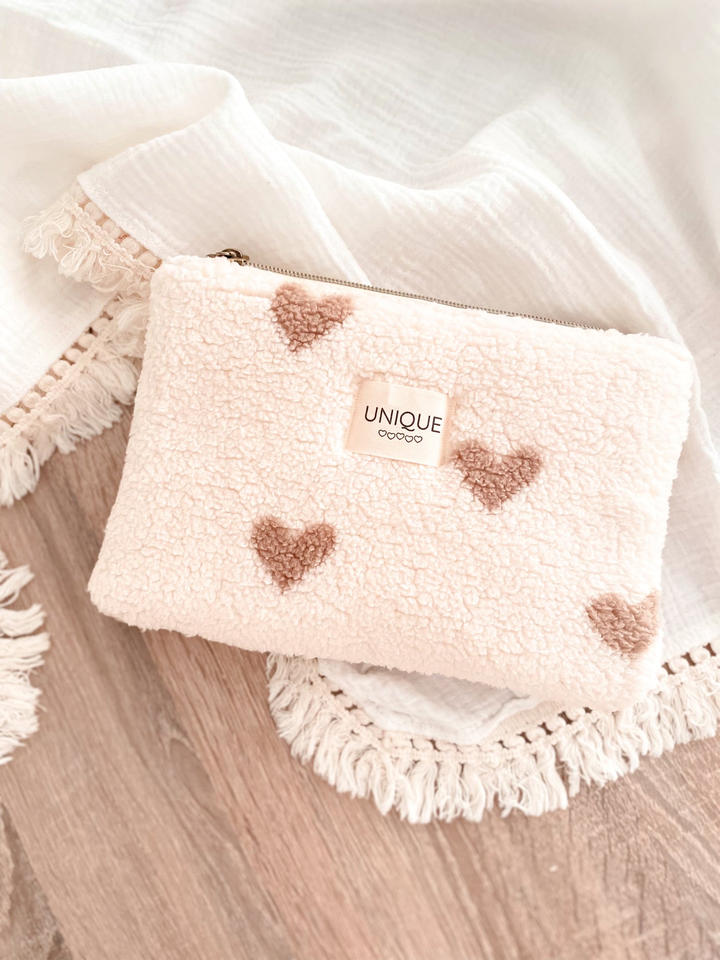 Pochette moumoute cœurs taupes