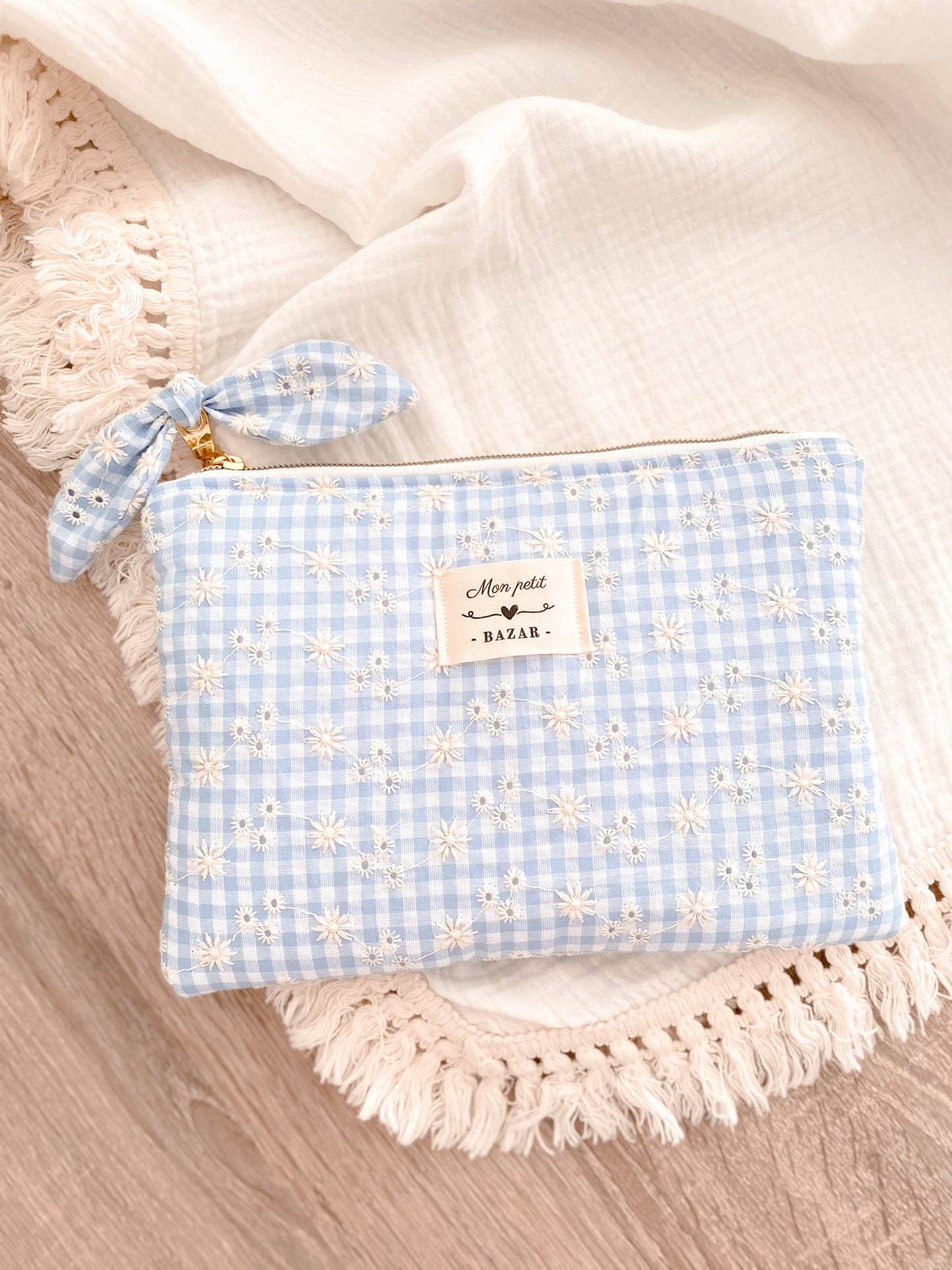 Pochette plate vichy bleu brodé