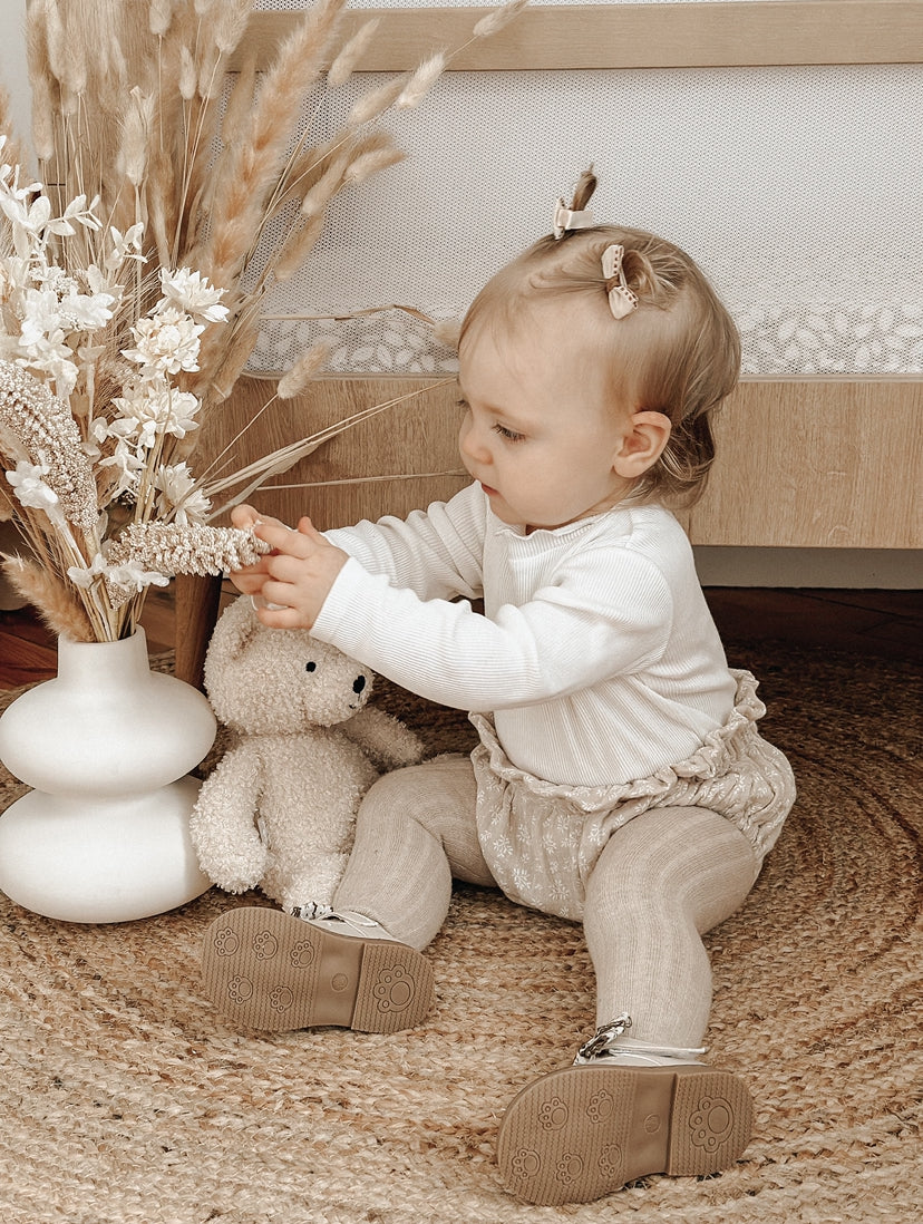 Bébé et petite fille