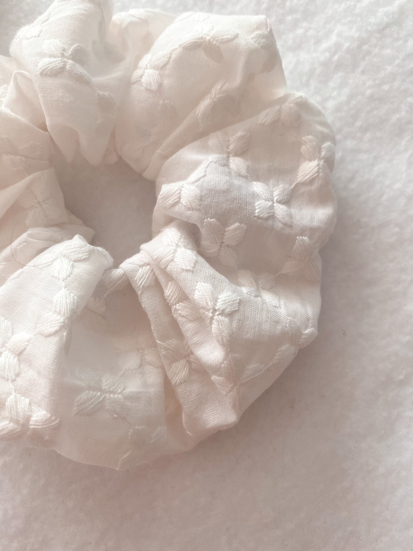 Chouchou cheveux broderie blanc