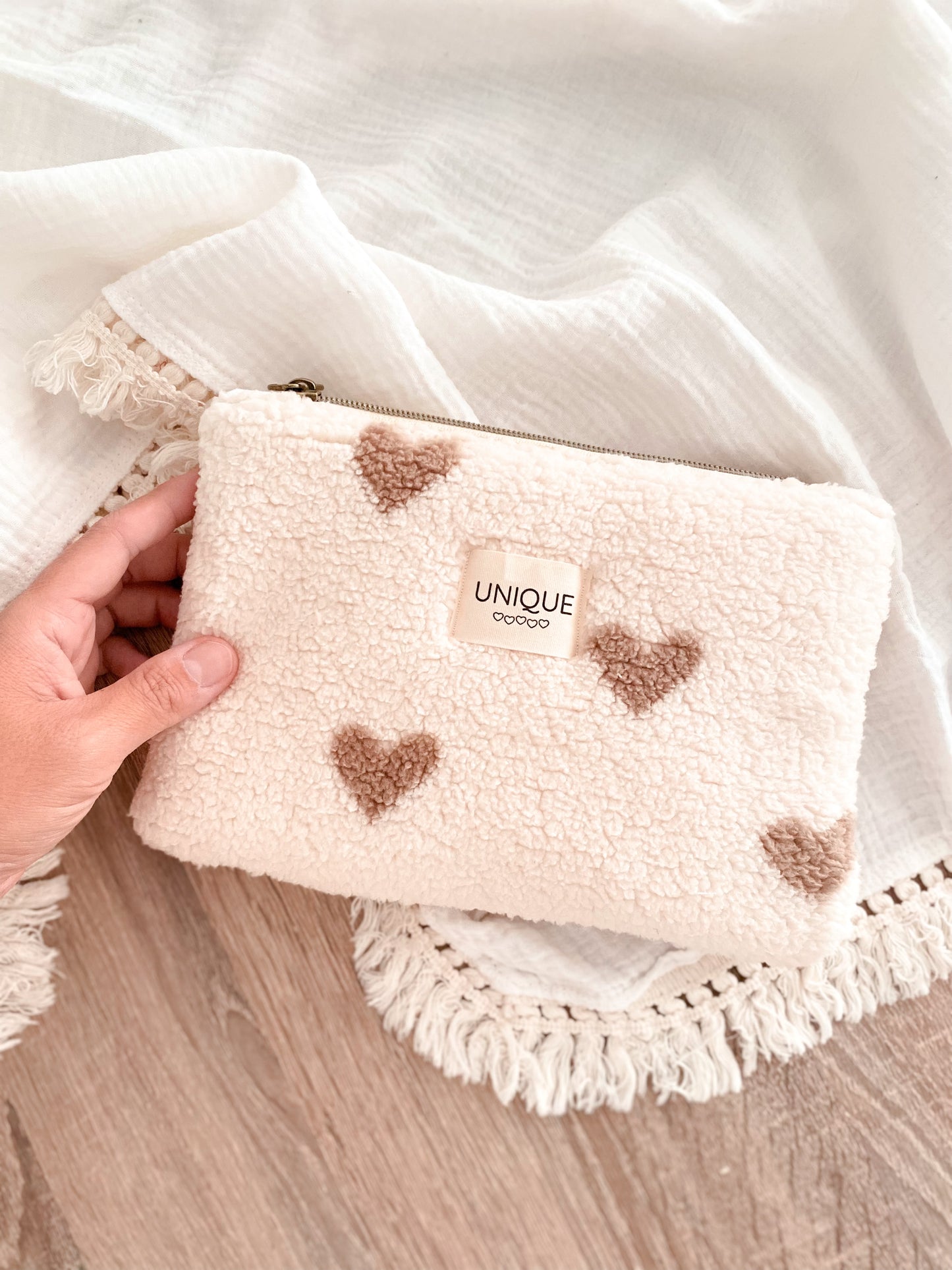 Pochette moumoute cœurs taupes