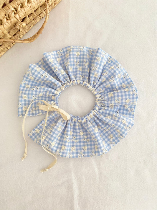 Col volanté bleu brodé