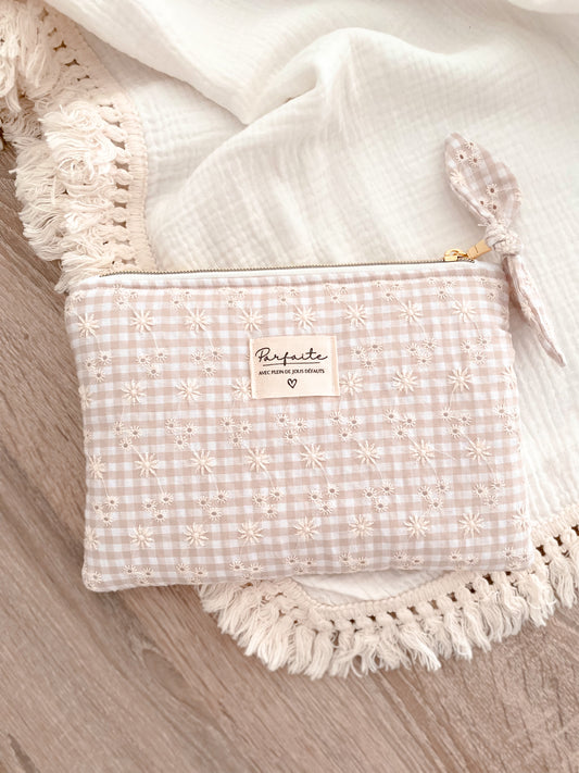 Pochette plate vichy brodé beige