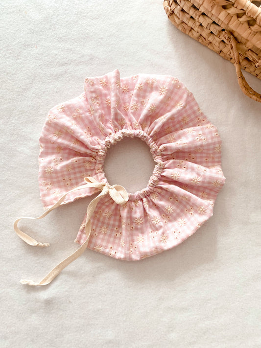 Col volanté rose brodé