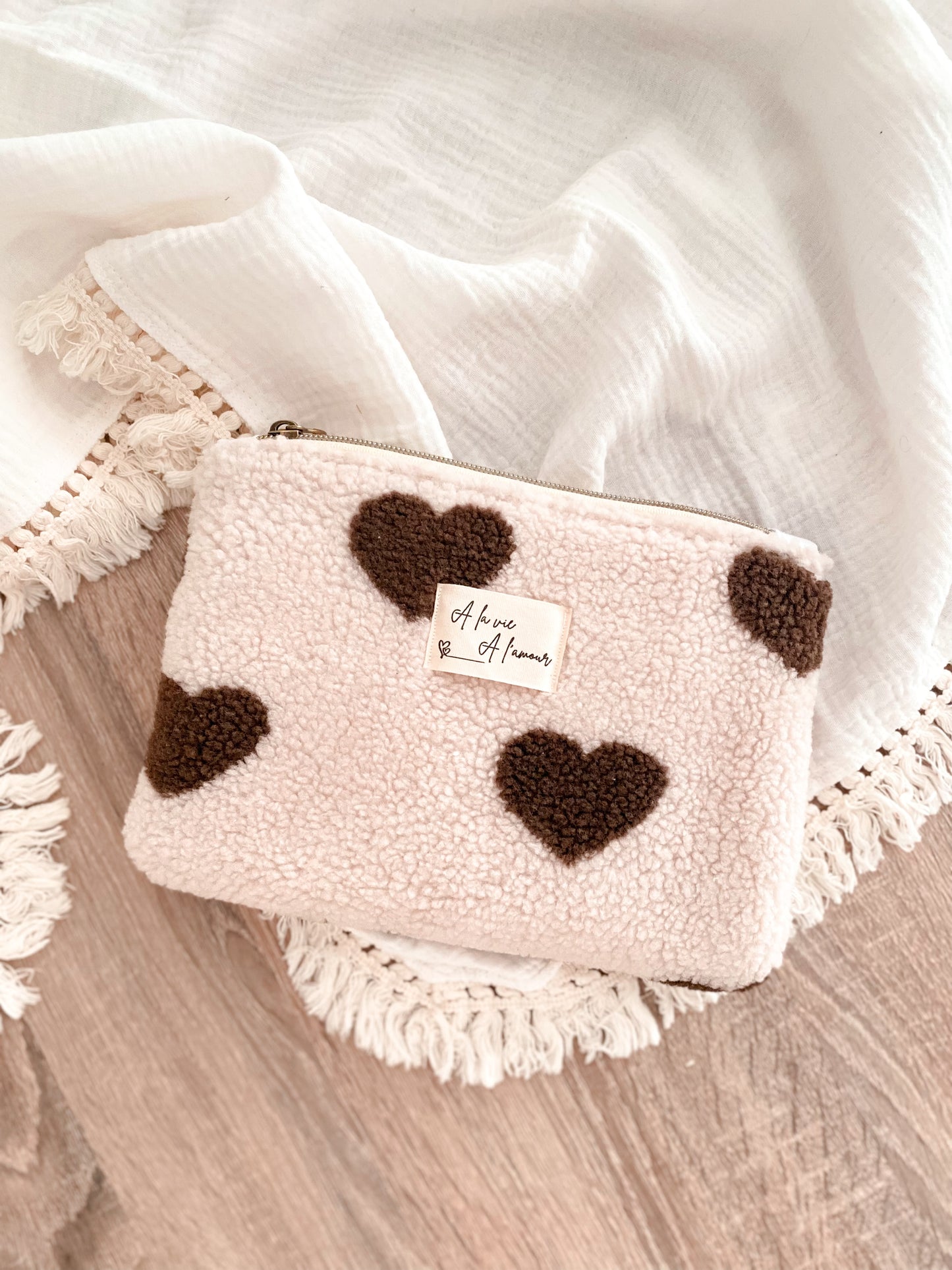 Pochette moumoute cœurs bruns
