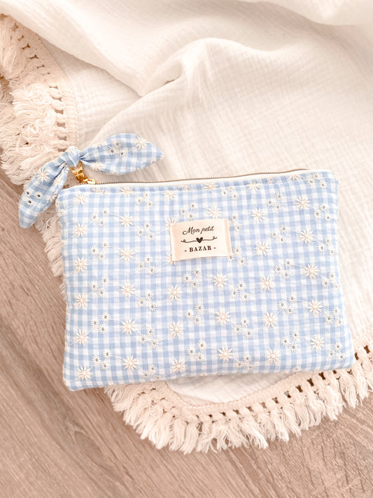 Pochette plate vichy bleu brodé
