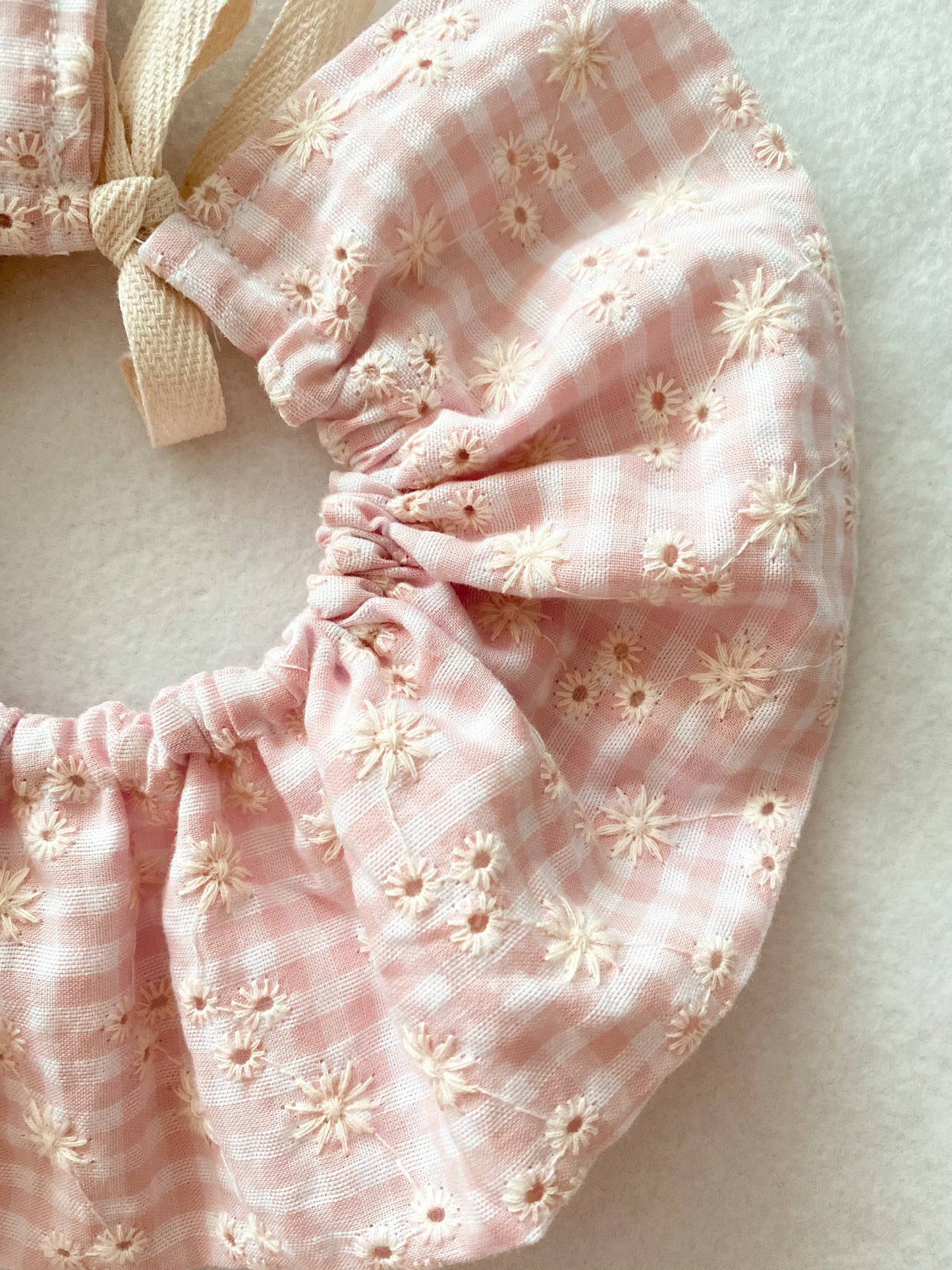Col volanté vichy rose brodé