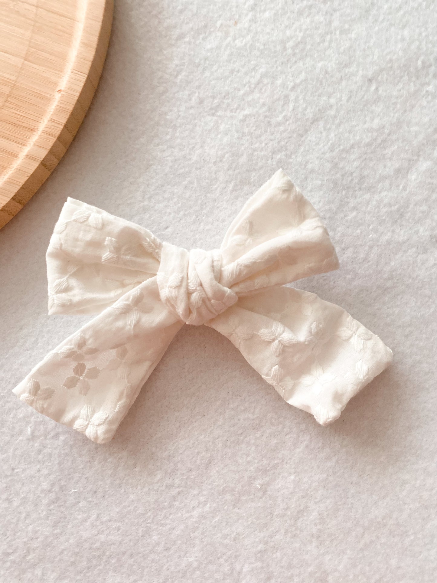 Noeud brodé pour barrette ou chouchou