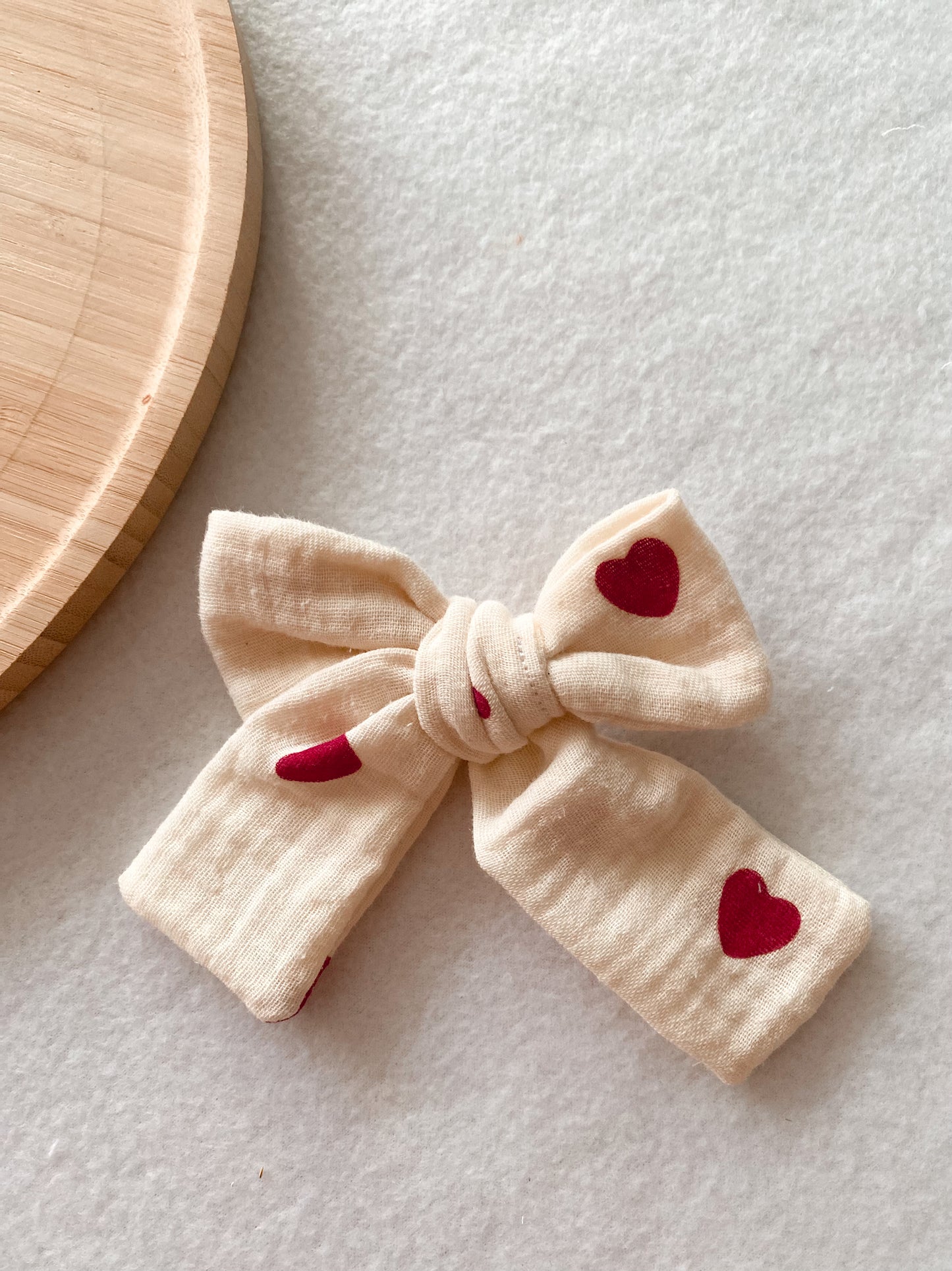 Noeud coeurs rouges pour barrette ou chouchou