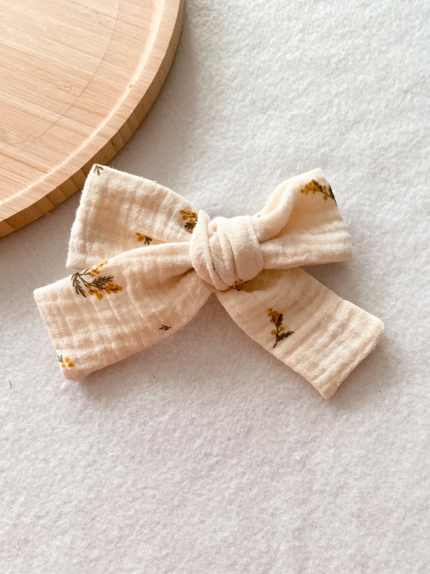 Noeud mimosa pour barrette ou chouchou