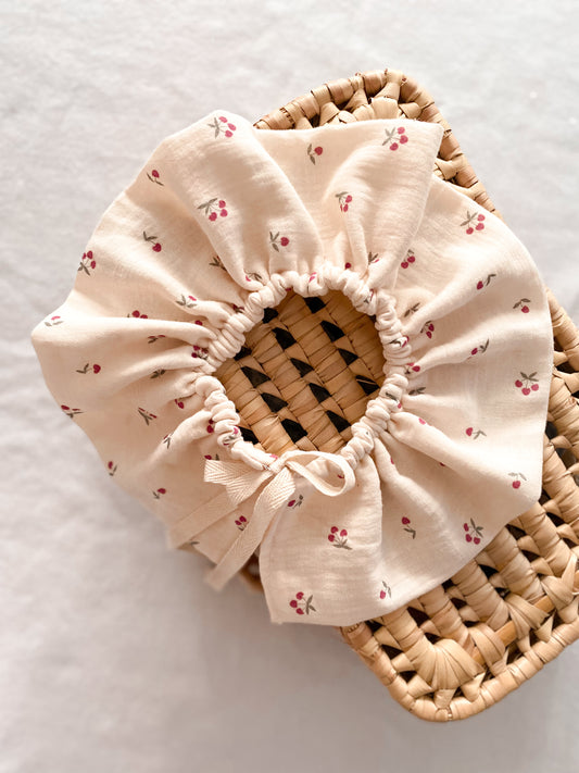 Col volanté cerises