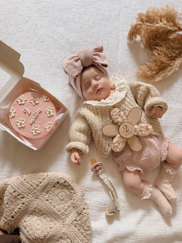 Bébé fille portant un bandeau fait main en France, La Maison JS