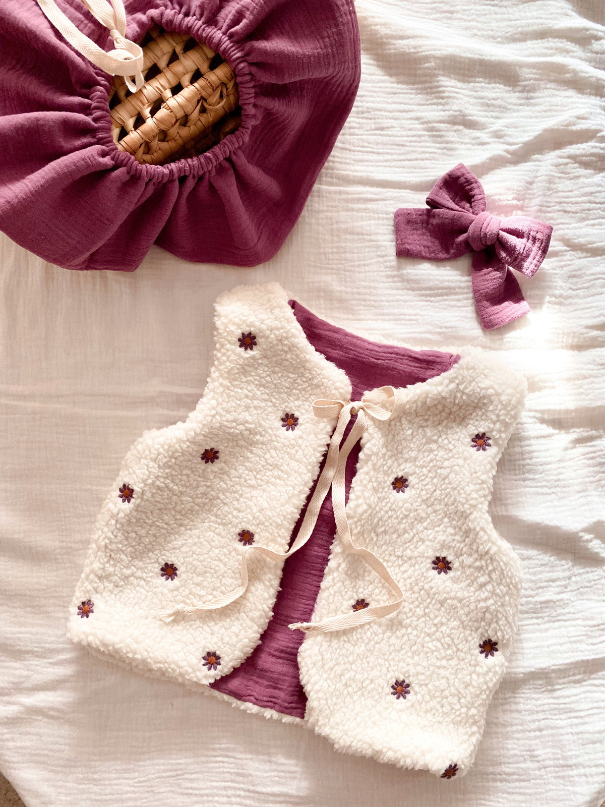 Gilet berger écru brodé de petites fleurs, col volanté et barrette prune, faits main pour petite fille