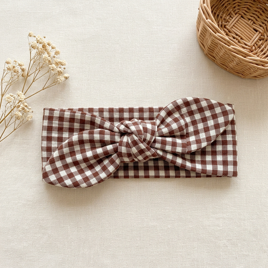 Bandeau large noué en double gaze de coton vichy chocolat et écru, avec panier et fleurs séchées