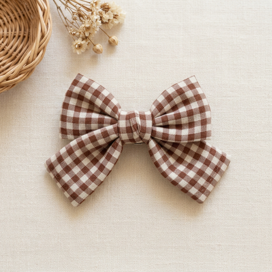 Barrette à nœud vichy chocolat et écru avec panier et fleurs séchées
